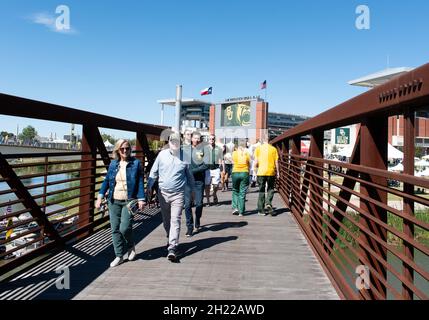 Waco, Texas, USA. Oktober 2021. Studenten und Fans, die vor dem NCAA-Fußballspiel zwischen den Brigham Young Cougars und Baylor Bears im McLane-Stadion in Waco, Texas, durch das Stadion laufen. Matthew Lynch/CSM/Alamy Live News Stockfoto