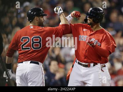 Boston, Usa. Oktober 2021. Boston Red Sox Shortstop Xander Bogaerts feiert mit Teamkollege J.D. Martinez (L), nachdem er am Dienstag, den 19. Oktober 2021, im ersten Inning im vierten Spiel des MLB ALCS gegen die Houston Astros im Fenway Park in Boston, Massachusetts, einen zwei-Lauf nach Hause geschafft hatte. Foto von John Angelillo/UPI Credit: UPI/Alamy Live News Stockfoto