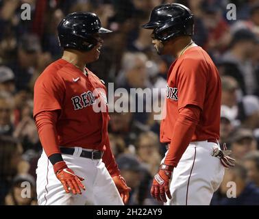 Boston, Usa. Oktober 2021. Boston Red Sox Shortstop Xander Bogaerts feiert mit Teamkollege Rafael Devers (L), nachdem er am Dienstag, den 19. Oktober 2021, im ersten Inning im Spiel vier des MLB ALCS gegen die Houston Astros im Fenway Park in Boston, Massachusetts, einen zweiläufigen Heimlauf beendet hatte. Foto von John Angelillo/UPI Credit: UPI/Alamy Live News Stockfoto