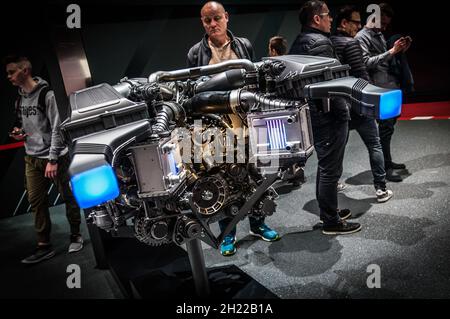 GENF, SCHWEIZ - 28. Sep 2021: Ein Genfer Autosalon - Autos und Hypercar auf dem Display Stockfoto