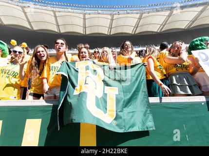 Waco, Texas, USA. Oktober 2021. Baylor trägt Studenten vor der ersten Hälfte des NCAA Football-Spiels zwischen den Brigham Young Cougars und Baylor Bears im McLane Stadium in Waco, Texas. Matthew Lynch/CSM/Alamy Live News Stockfoto