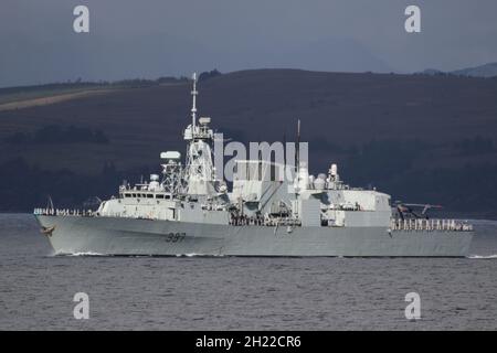 HMCS Fredericton (FFH-337), eine Fregatte der Royal Canadian Navy der Halifax-Klasse (oder City-Klasse), die Gourock auf dem Firth of Clyde passiert, während sie sich aufmacht, um an den militärischen Übungen Dynamic Mariner 2021 und Joint Warrior 21-2 teilzunehmen. Auf dem Hubschrauberdeck ist ein Sikorsky CH-148 Cyclone (Seriennummer 148826) zu sehen. Stockfoto