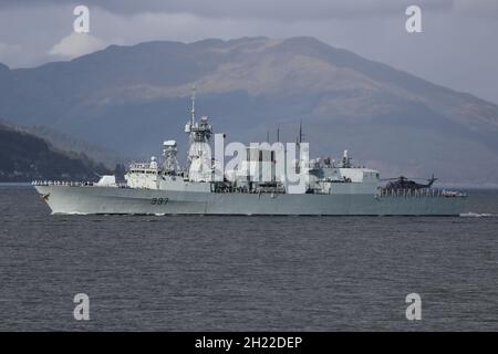 HMCS Fredericton (FFH-337), eine Fregatte der Royal Canadian Navy der Halifax-Klasse (oder City-Klasse), die Gourock auf dem Firth of Clyde passiert, während sie sich aufmacht, um an den militärischen Übungen Dynamic Mariner 2021 und Joint Warrior 21-2 teilzunehmen. Auf dem Hubschrauberdeck ist ein Sikorsky CH-148 Cyclone (Seriennummer 148826) zu sehen. Stockfoto