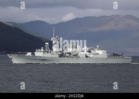 HMCS Fredericton (FFH-337), eine Fregatte der Royal Canadian Navy der Halifax-Klasse (oder City-Klasse), die Gourock auf dem Firth of Clyde passiert, während sie sich aufmacht, um an den militärischen Übungen Dynamic Mariner 2021 und Joint Warrior 21-2 teilzunehmen. Auf dem Hubschrauberdeck ist ein Sikorsky CH-148 Cyclone (Seriennummer 148826) zu sehen. Stockfoto