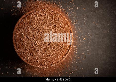 Mit Schokolade überzogene Tiramisu auf dunklem Hintergrund mit Kopierfläche Stockfoto