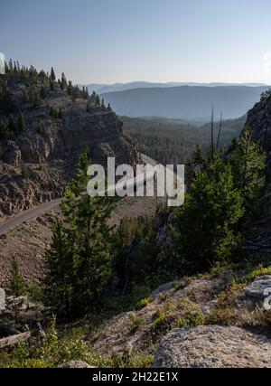 Kurve der Straße um Cliff im Yellowstone National Park von Overlook Stockfoto