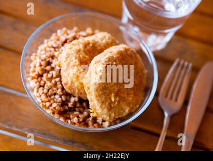 Gerade gekochte Portion gekochten Buchweizen mit Schnitzel Stockfoto