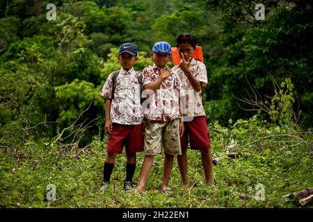 Maros, Indonesien. Oktober 2021. Porträt von drei Kindern, die vor dem Unterricht in Cindakko, Maros, Süd-Sulawesi, Indonesien posiert haben. Die meisten Kinder, die hier zur Schule gehen, tragen nur die Hälfte ihrer Schuluniform und keine Schuhe. (Foto: Jumadil Awal/Pacific Press) Quelle: Pacific Press Media Production Corp./Alamy Live News Stockfoto