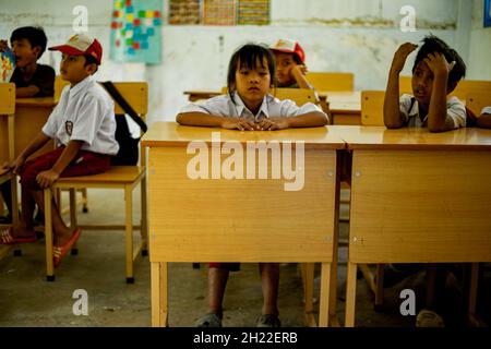 Maros, Indonesien. Oktober 2021. Dies ist eine Ansicht der Kinder, die in ihrer Klasse an der SD 246 Bonto-Bonto, Cindakko, Maros, Süd-Sulawesi, Indonesien studieren. Es spielt keine Rolle, welche Art von Kleidung und Frisur sie haben, diejenigen, die immer noch zur Schule gehen wollen, müssen nur in ihre Klasse kommen und mit ihren Klassenkameraden abhängen. (Foto: Jumadil Awal/Pacific Press) Quelle: Pacific Press Media Production Corp./Alamy Live News Stockfoto