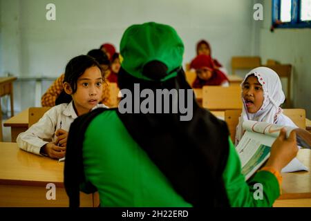 Maros, Indonesien. Oktober 2021. Dies ist eine Ansicht der Kinder, die in ihrer Klasse an der SD 246 Bonto-Bonto, Cindakko, Maros, Süd-Sulawesi, Indonesien studieren. Studenten, die für ihre Campus-Aufgaben besuchen, verbringen in der Regel Zeit damit, diese Kinder zu unterrichten. (Foto: Jumadil Awal/Pacific Press) Quelle: Pacific Press Media Production Corp./Alamy Live News Stockfoto