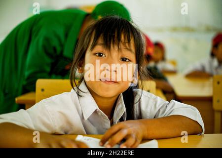 Maros, Indonesien. Oktober 2021. Porträt eines Jungen der ersten Klasse, der eine andere Frisur hat als seine Klassenkameraden. Dies ist eine Ansicht der Kinder, die in ihrer Klasse an der SD 246 Bonto-Bonto, Cindakko, Maros, Süd-Sulawesi, Indonesien studieren. (Foto: Jumadil Awal/Pacific Press) Quelle: Pacific Press Media Production Corp./Alamy Live News Stockfoto