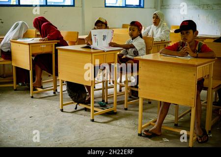 Maros, Indonesien. Oktober 2021. Dies ist eine Ansicht der Kinder, die in ihrer Klasse an der SD 246 Bonto-Bonto, Cindakko, Maros, Süd-Sulawesi, Indonesien studieren. Ohne Schuhe können diese Kinder immer noch zusammen mit ihren Gleichaltrigen zur Schule gehen. (Foto: Jumadil Awal/Pacific Press) Quelle: Pacific Press Media Production Corp./Alamy Live News Stockfoto