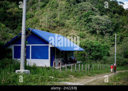 Maros, Indonesien. Oktober 2021. Dies ist ein Blick auf das Schulgebäude in SD 246 Bonto-Bonto, Cindakko, Maros, Süd-Sulawesi, Indonesien. Jeden Morgen treffen diese Kinder ihre Eltern, die auf die Felder gingen. (Foto: Jumadil Awal/Pacific Press) Quelle: Pacific Press Media Production Corp./Alamy Live News Stockfoto