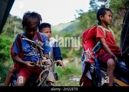 Maros, Indonesien. Oktober 2021. Dies ist ein Porträt von Schulkindern in SD 246 Bonto-Bonto, Cindakko, Maros, Süd-Sulawesi, Indonesien. Einige von denen, die ein Fahrzeug haben, werden es benutzen, um zur Schule zu gehen, anstatt zu Fuß, was jeden Morgen eine lange Zeit dauert. (Foto: Jumadil Awal/Pacific Press) Quelle: Pacific Press Media Production Corp./Alamy Live News Stockfoto