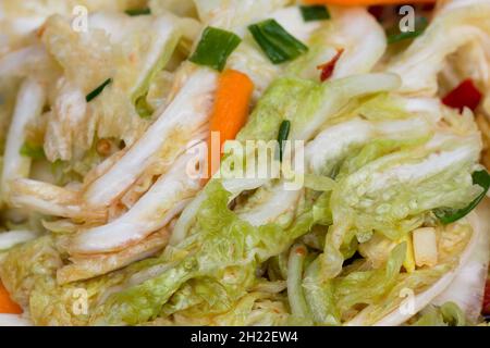 napa-Kohl und andere Zutaten für die Zubereitung von Kimchi aus der Nähe Stockfoto