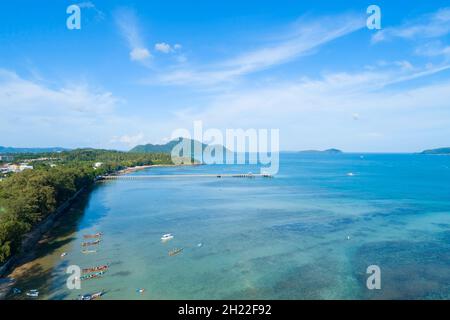 Luftaufnahme Drohne Aufnahme des tropischen Meeres am rawai Strand Phuket Thailand wunderschöne Landschaft andamanisches Meer und kleine Insel in der Sommersaison schöne Reise Stockfoto