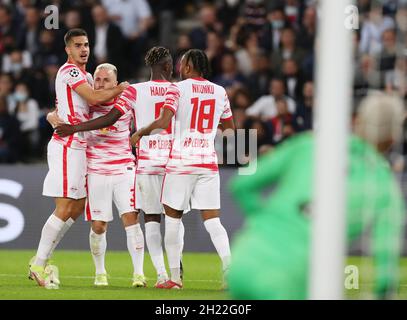 Paris, Frankreich. Oktober 2021. Die Spieler von RB Leizpig feiern das Tor während des Champions League Group A Fußballmatches zwischen Paris Saint-Germain und RB Leipzig im Parc des Princes in Paris, Frankreich, 19. Oktober 2021. Kredit: Gao Jing/Xinhua/Alamy Live Nachrichten Stockfoto