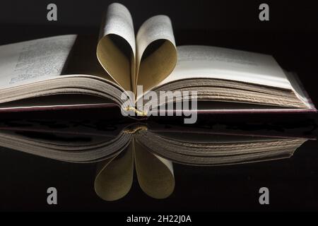 Nahaufnahme von Buchseiten, die in Form von gefaltet sind Ein Herz Stockfoto