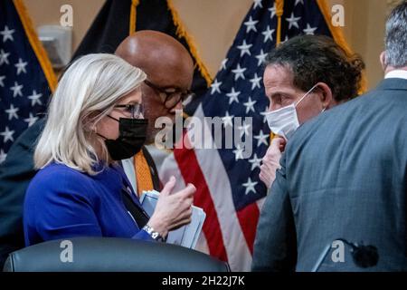 Die US-Vertreterin Liz Cheney (Republikanerin von Wyoming), stellvertretende Vorsitzende des Auswahlausschusses des US-Repräsentantenhauses zur Untersuchung des Angriffs auf das US-Kapitol am 6. Januar, links, spricht mit der US-Vertreterin Jamie Raskin (Demokratin von Maryland), rechts, während die US-Vertreterin Bennie Thompson (Demokratin von Mississippi), Vorsitzende, Das US House Select Committee zur Untersuchung des Angriffs auf das US-Kapitol, Mitte, vergeht, als das House Select Committee, das mit der Untersuchung des Angriffs auf das Kapitol am 6. Januar beauftragt wurde, nach der Festhaltung eines Verbündeten des ehemaligen Präsidenten Donald Trump vertagt wird Stockfoto