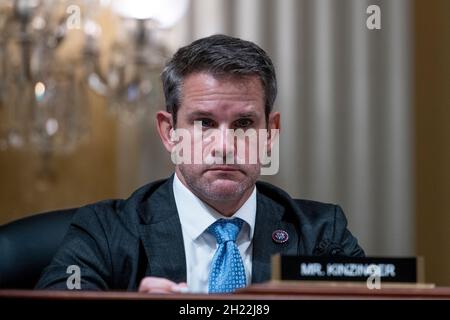 Der Vertreter der Vereinigten Staaten, Adam Kinzinger (Republikaner von Illinois), hört zu, wie das mit der Untersuchung des Anschlags auf das Kapitol am 6. Januar beauftragte Wahlkomitee des Repräsentantenhauses zusammenkommt, um einen der Verbündeten des ehemaligen Präsidenten Donald Trump, den ehemaligen Strategen Steve Bannon, im Bürogebäude des Canon House in Washington, DC, zu verachten. 19. Oktober 2021. Kredit: Rod Lampey/CNP Stockfoto