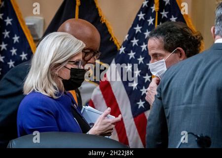 Die US-Vertreterin Liz Cheney (Republikanerin von Wyoming), stellvertretende Vorsitzende des Auswahlausschusses des US-Repräsentantenhauses zur Untersuchung des Angriffs auf das US-Kapitol am 6. Januar, links, spricht mit der US-Vertreterin Jamie Raskin (Demokratin von Maryland), rechts, während die US-Vertreterin Bennie Thompson (Demokratin von Mississippi), Vorsitzende, Das US House Select Committee zur Untersuchung des Angriffs auf das US-Kapitol, Mitte, vergeht, als das House Select Committee, das mit der Untersuchung des Angriffs auf das Kapitol am 6. Januar beauftragt wurde, nach der Festhaltung eines Verbündeten des ehemaligen Präsidenten Donald Trump vertagt wird Stockfoto