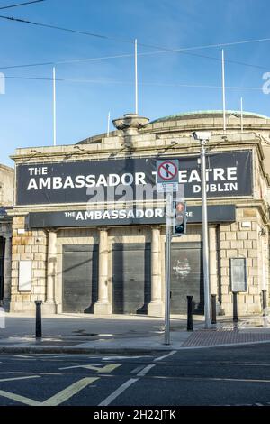 DUBLIN, IRLAND - 23. Apr 2021: Eine szenische Aufnahme des Ambassador Theatre in Dublin während des Sonnenaufgangs Stockfoto