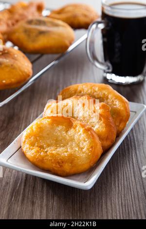 Schinken-Chim-peng. (Frittierter chinesischer Donut). Es gibt mindestens 3 Sorten Schinken-Chin peng - mit klejedem Reis, fünf Gewürzpulver und roten Bohnen pa Stockfoto