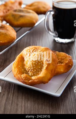 Schinken-Chim-peng. (Frittierter chinesischer Donut). Es gibt mindestens 3 Sorten Schinken-Chin peng - mit klejedem Reis, fünf Gewürzpulver und roten Bohnen pa Stockfoto