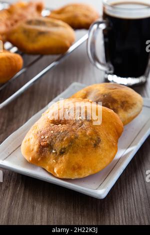 Schinken-Chim-peng. (Frittierter chinesischer Donut). Es gibt mindestens 3 Sorten Schinken-Chin peng - mit klejedem Reis, fünf Gewürzpulver und roten Bohnen pa Stockfoto