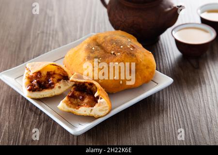 Schinken-Chim-peng. (Frittierter chinesischer Donut). Es gibt mindestens 3 Sorten Schinken-Chin peng - mit klejedem Reis, fünf Gewürzpulver und roten Bohnen pa Stockfoto