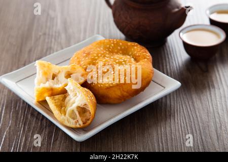 Schinken-Chim-peng. (Frittierter chinesischer Donut). Es gibt mindestens 3 Sorten Schinken-Chin peng - mit klejedem Reis, fünf Gewürzpulver und roten Bohnen pa Stockfoto