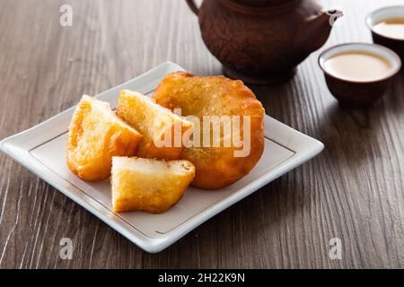 Schinken-Chim-peng. (Frittierter chinesischer Donut). Es gibt mindestens 3 Sorten Schinken-Chin peng - mit klejedem Reis, fünf Gewürzpulver und roten Bohnen pa Stockfoto