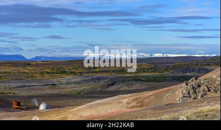 Geothermische Anlage und schneebedeckte Berge im Westen, Myvatn, Norourland eystra, Island Stockfoto