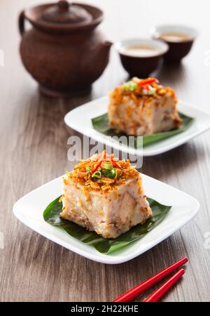 Gedämpfter Yam-Kuchen mit gemahlenen, tiefgebratenen, getrockneten Garnelenkuchen Stockfoto