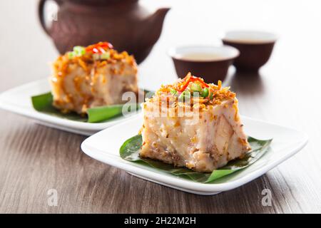 Gedämpfter Yam-Kuchen mit gemahlenen, tiefgebratenen, getrockneten Garnelenkuchen Stockfoto