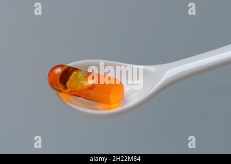 Kapsel mit Omega-3-Fettsäuren im Löffel Stockfoto