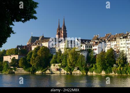 Rheinufer mit Dom und Altstadt, Basel, Kanton Baselstadt, Schweiz Stockfoto