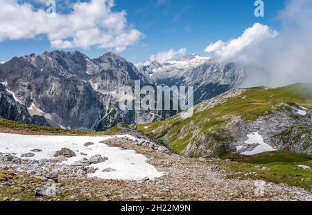 Blick ins Reintal und auf die Gipfel des Wettersteingebirges, links Hochwanner und Hinterreintalschrofen, rechts Gipfel des Stockfoto