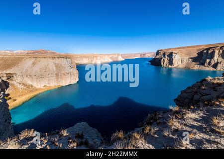 Blick über die tiefblauen Seen des UNESCO-Nationalparks, des Band-E-Amir-Nationalparks, Afghanistan Stockfoto