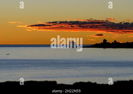 Sonnenuntergang mit Wolken über dem Titicacasee, Provinz Puno, Peru Stockfoto