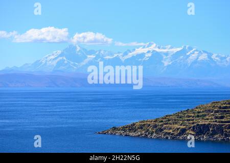 Blick über den See auf die Cordillera Real Bergkette, Isla del Sol, Titicacasee, Departamento La Paz, Bolivien Stockfoto