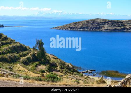Blick über den See auf die Cordillera Real Bergkette, Isla del Sol, Titicacasee, Departamento La Paz, Bolivien Stockfoto