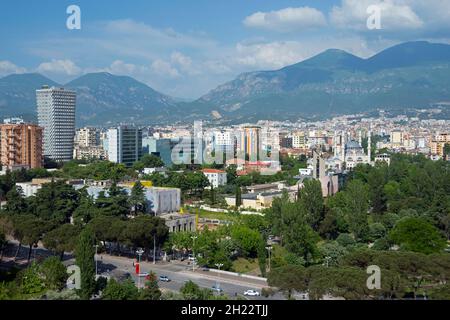 Blick auf die Stadt, Stadtzentrum mit TID Turm und Große Moschee, Blick vom Sky Tower, Berge im Rücken, Tirana, Albanien Stockfoto