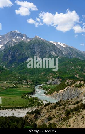 Fluss Vjosa in der Nähe von Kanicol, SH75, Nemeckes-Gebirge, Albanien Stockfoto