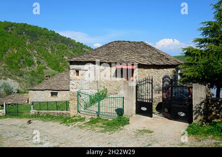 Typisches Haus, Dardha, Skigebiet, Gramoz Mountains, Korca District, Korca, Albanien Stockfoto