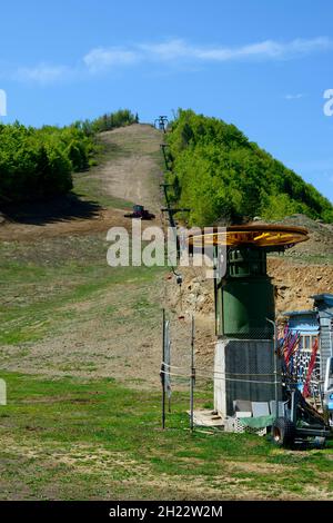 Skilift und Skipiste, Dardha, Skigebiet, Gramoz Mountains, Korca District, Korca, Albanien Stockfoto