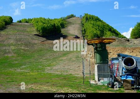 Skilift und Skipiste, Dardha, Skigebiet, Gramoz Mountains, Korca District, Korca, Albanien Stockfoto