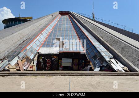 Piramida, die Pyramide, ehemaliges Enver Hoxha Museum, damals Kulturzentrum, jetzt Top Channel TV Sender, Tirana, Albanien Stockfoto