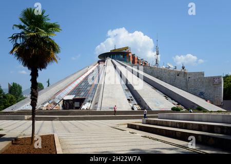 Piramida, die Pyramide, ehemaliges Enver Hoxha Museum, damals Kulturzentrum, jetzt Top Channel TV Sender, Tirana, Albanien Stockfoto