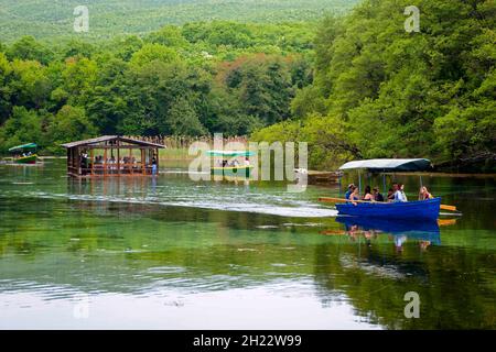 Boote auf dem Hauptwasser des Ohridsees, Sveti Naum, Ohrid, UNESCO-Weltkulturerbe, Mazedonien Stockfoto